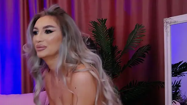 Snapshot of FelyJolie chatting on 03-20-25, 08:53 FelyJolie online show from 03-20-25, 08:53