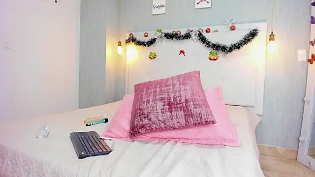 Snapshot of Milaspetite chatting on 12-19-24, 11:25 Milaspetite online show from 12-19-24, 11:25