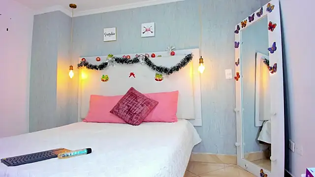 Snapshot of Milaspetite chatting on 12-20-24, 08:45 Milaspetite online show from 12-20-24, 08:45