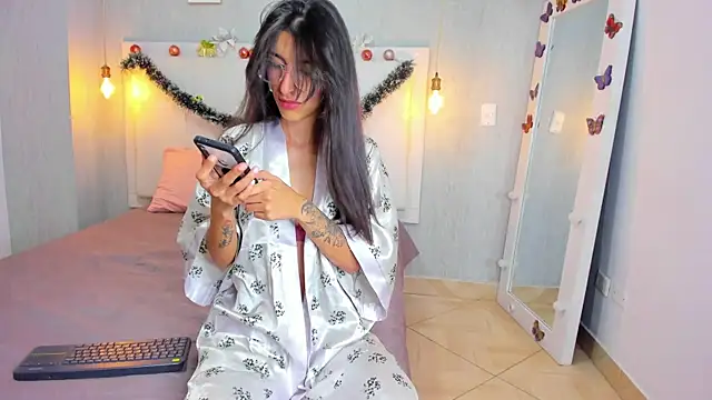 Snapshot of Milaspetite chatting on 12-27-24, 08:50 Milaspetite online show from 12-27-24, 08:50