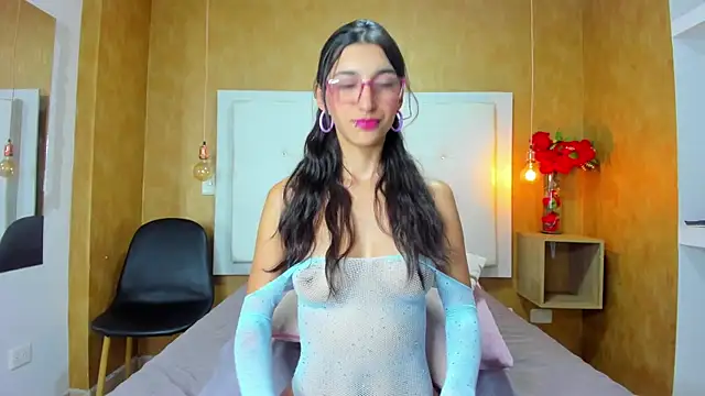 Snapshot of Milaspetite chatting on 11-18-25, 10:14 Milaspetite online show from 11-18-25, 10:14