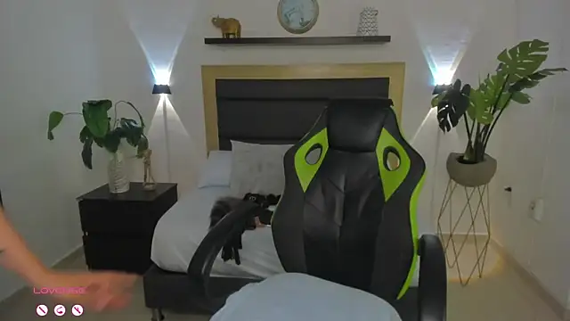 Snapshot of catleya_0 chatting on 12-14-24, 02:45 catleya 0 online show from 12-14-24, 02:45