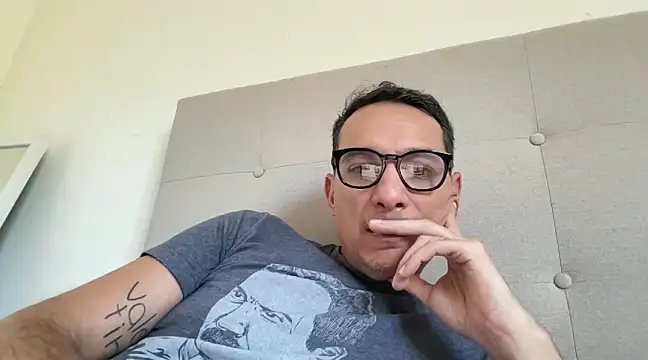 Snapshot of alex_ruiz85 chatting on 03-05-25, 05:18 alex ruiz85 online show from 03-05-25, 05:18