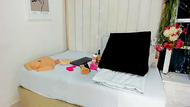 Snapshot of africa_holmes chatting on 11-19-25, 02:44 africa holmes online show from 11-19-25, 02:44