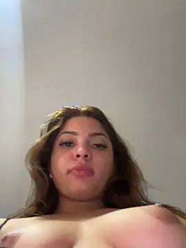 Snapshot of Nicollygriu chatting on 06-18-26, 02:43 Nicollygriu online show from 06-18-26, 02:43