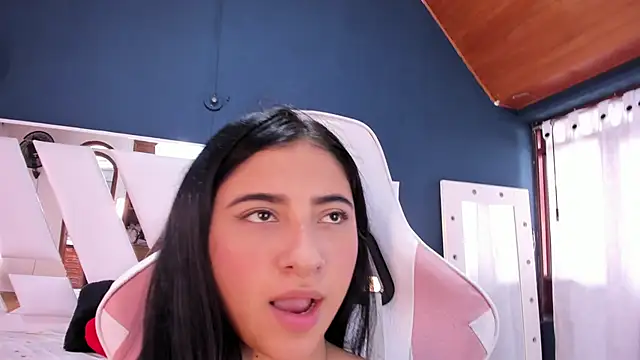 Snapshot of Emma_Cutey chatting on 12-24-24, 04:19 Emma Cutey online show from 12-24-24, 04:19