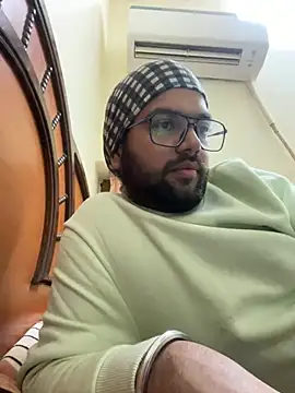 Snapshot of Arsh_Loves_Luv chatting on 12-29-24, 02:21 Arsh Loves Luv online show from 12-29-24, 02:21