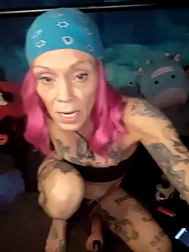 Snapshot of MommyMisfit chatting on 11-06-25, 02:34 MommyMisfit online show from 11-06-25, 02:34