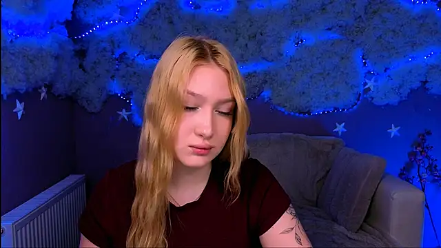 Snapshot of playful_sophie chatting on 04-19-26, 07:27 playful sophie online show from 04-19-26, 07:27