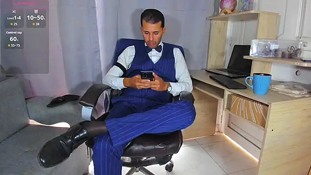 Hideintheoffice online show from 04-27-26, 12:36