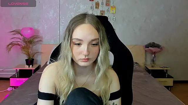 Snapshot of Cheryl__Brown chatting on 02-17-25, 01:36 Cheryl Brown online show from 02-17-25, 01:36