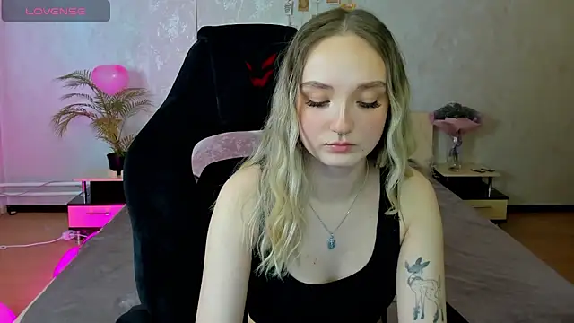 Snapshot of Cheryl__Brown chatting on 02-17-25, 04:42 Cheryl Brown online show from 02-17-25, 04:42