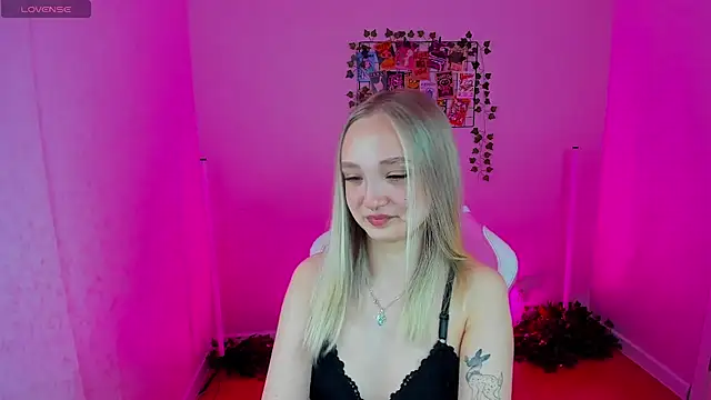 Snapshot of Cheryl__Brown chatting on 03-08-25, 01:17 Cheryl Brown online show from 03-08-25, 01:17