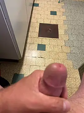 Snapshot of mikiss789 chatting on 10-11-25, 12:26 mikiss789 online show from 10-11-25, 12:26