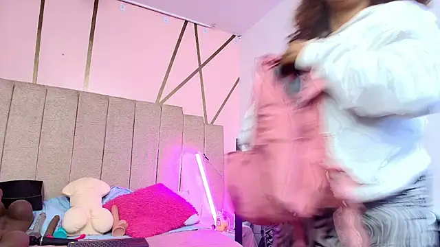 Snapshot of lauraltt chatting on 11-25-25, 09:04 lauraltt online show from 11-25-25, 09:04