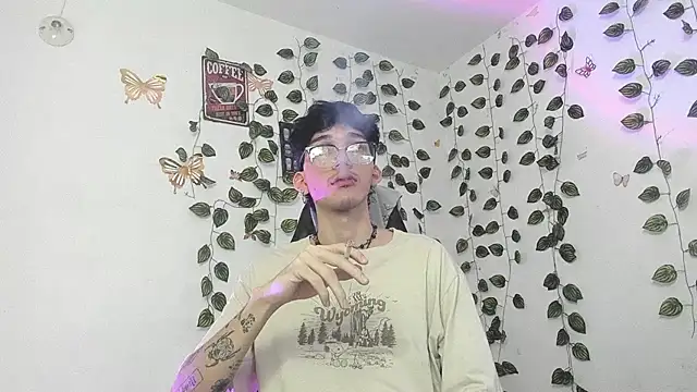 Snapshot of skinny_dann chatting on 03-19-25, 01:10 skinny dann online show from 03-19-25, 01:10