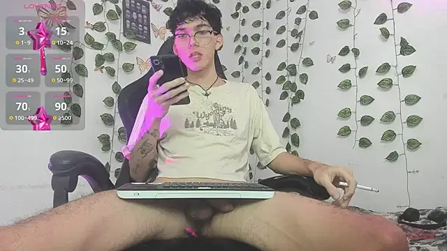 Snapshot of skinny_dann chatting on 03-21-25, 02:39 skinny dann online show from 03-21-25, 02:39