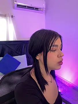 Snapshot of Lily_Woodz chatting on 05-26-26, 07:10 Lily Woodz online show from 05-26-26, 07:10