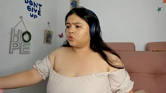 Snapshot of lizzie_c chatting on 06-07-26, 10:35 lizzie c online show from 06-07-26, 10:35