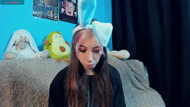 Snapshot of _Mindy_ chatting on 01-12-25, 05:45 Mindy online show from 01-12-25, 05:45