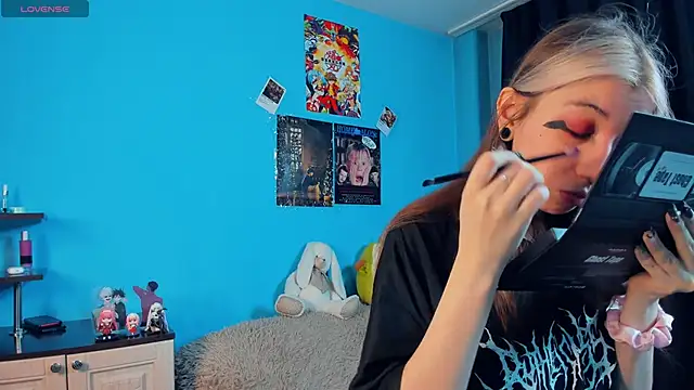 Snapshot of _Mindy_ chatting on 02-18-25, 03:21 Mindy online show from 02-18-25, 03:21