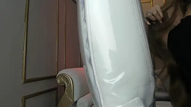 PerlaPreciosa online show from 12-20-25, 04:08