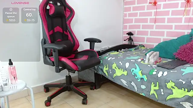 Snapshot of dani-lue chatting on 02-16-25, 12:21 dani-lue online show from 02-16-25, 12:21