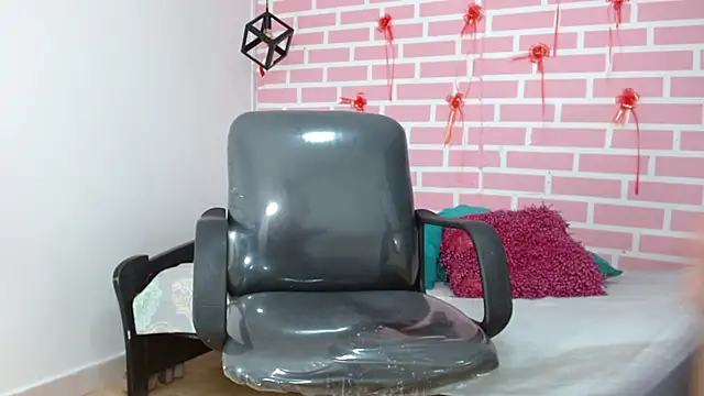 Snapshot of dani-lue chatting on 02-20-25, 12:15 dani-lue online show from 02-20-25, 12:15