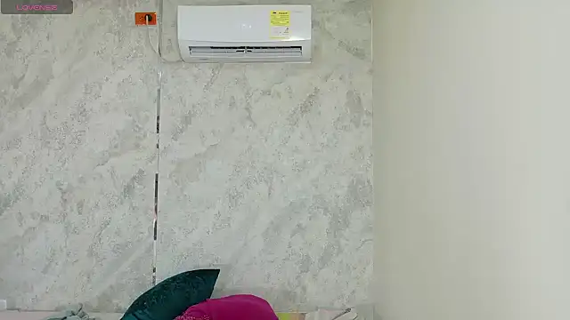 Snapshot of dani-lue chatting on 05-14-26, 02:13 dani-lue online show from 05-14-26, 02:13