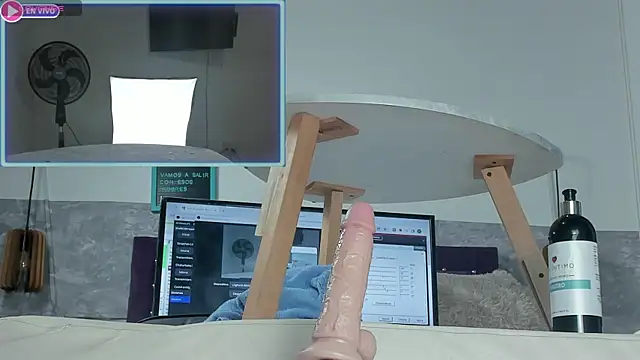 Snapshot of Little_lili19 chatting on 01-12-25, 04:00 Little lili19 online show from 01-12-25, 04:00