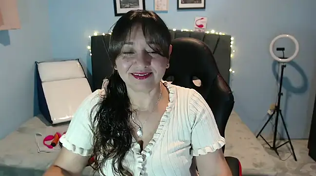 Snapshot of AngelRouss chatting on 01-15-25, 09:45 AngelRouss online show from 01-15-25, 09:45