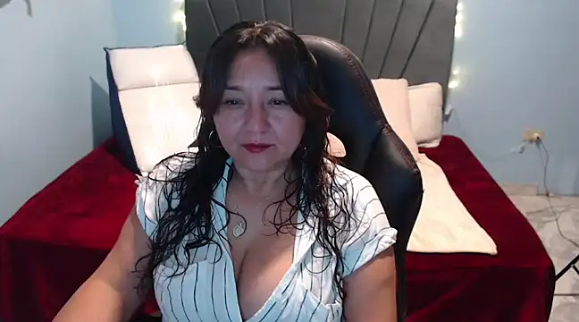 Snapshot of AngelRouss chatting on 02-14-25, 01:18 AngelRouss online show from 02-14-25, 01:18