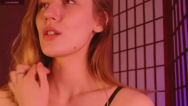 Hina  Derry online show from 12-25-24, 04:54