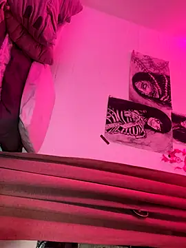 Snapshot of lauuraww chatting on 10-07-25, 07:49 lauuraww online show from 10-07-25, 07:49