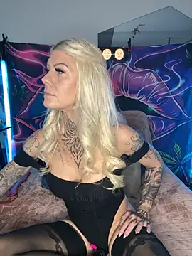 Snapshot of Tata-Ink chatting on 10-15-25, 09:20 Tata-Ink online show from 10-15-25, 09:20