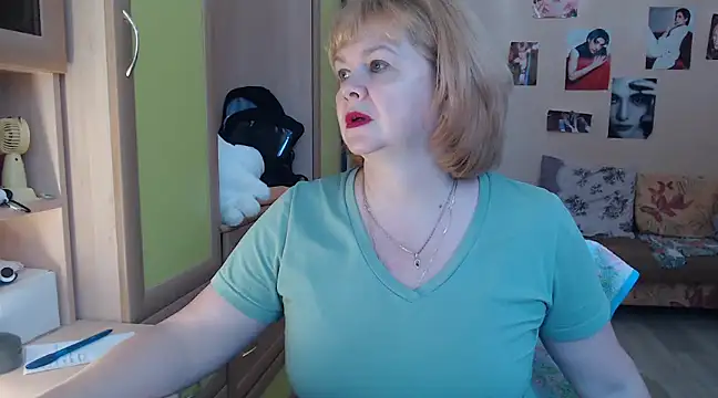 Snapshot of vixey_fox chatting on 01-25-25, 12:05 vixey fox online show from 01-25-25, 12:05