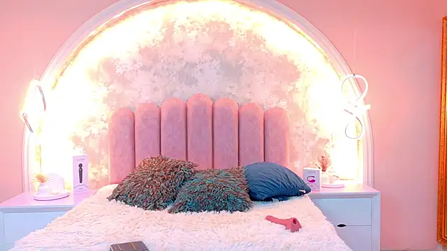 Snapshot of MiaLaurents chatting on 11-19-25, 04:45 MiaLaurents online show from 11-19-25, 04:45