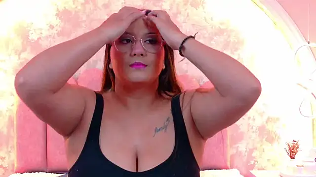 Snapshot of MiaLaurents chatting on 11-30-25, 05:33 MiaLaurents online show from 11-30-25, 05:33