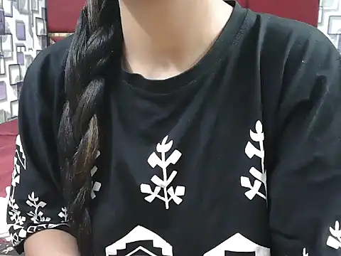 Snapshot of Somiya87 chatting on 10-16-25, 11:28 Somiya87 online show from 10-16-25, 11:28