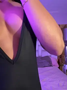 Snapshot of Karol_Towers chatting on 03-07-25, 02:46 Karol Towers online show from 03-07-25, 02:46