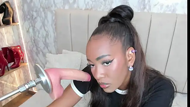 Snapshot of whiitneyfox chatting on 10-26-25, 11:09 whiitneyfox online show from 10-26-25, 11:09