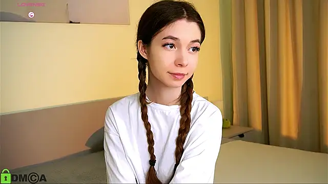 Snapshot of LittleOriana chatting on 01-19-25, 07:58 LittleOriana online show from 01-19-25, 07:58