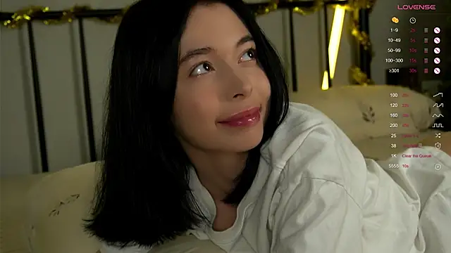 Snapshot of LittleOriana chatting on 12-19-25, 05:25 LittleOriana online show from 12-19-25, 05:25