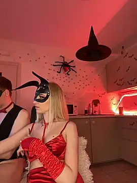 Snapshot of SOFYandMIKE chatting on 10-17-25, 08:33 SOFYandMIKE online show from 10-17-25, 08:33