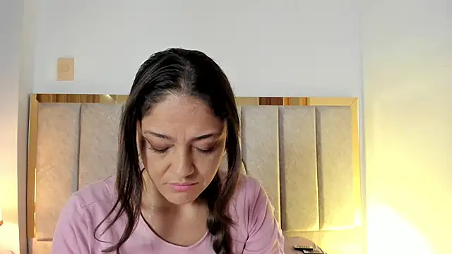 EloiseQuinn online show from 10-14-25, 01:23