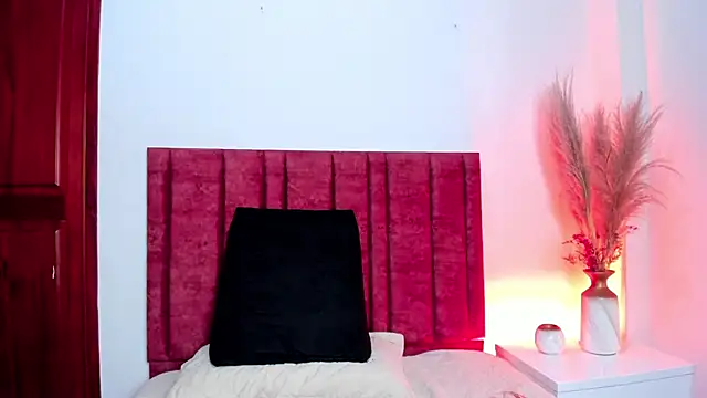 EloiseQuinn online show from 10-20-25, 01:11