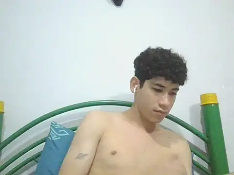 Snapshot of leo_teen chatting on 01-20-25, 03:26 leo teen online show from 01-20-25, 03:26