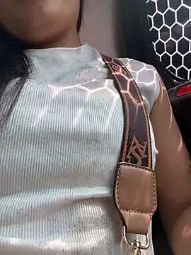 Snapshot of lunagonzales_lima_2007 chatting on 02-15-25, 10:21 lunagonzales lima 2007 online show from 02-15-25, 10:21