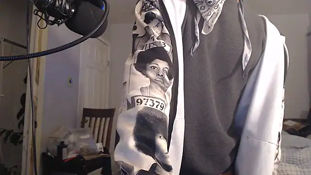 Snapshot of dominatingblacklove chatting on 02-16-25, 07:48 dominatingblacklove online show from 02-16-25, 07:48