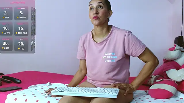 Snapshot of latinabueno41 chatting on 10-16-25, 12:44 latinabueno41 online show from 10-16-25, 12:44